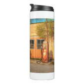 Oude benzinestation op het platteland van Utah, VS Thermosbeker (Geroteerd rechts)