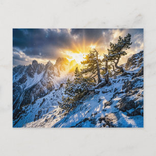 Oude bergden in dramatisch winterlicht briefkaart