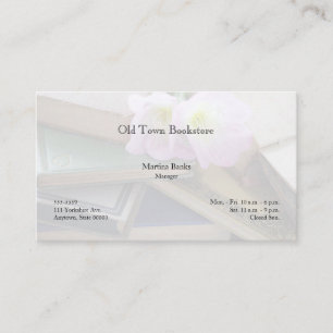 Oude boeken met primrozen visitekaartje