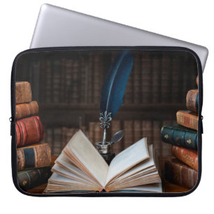Oude boeken, vulpen en vintage met de inkt op hout laptop sleeve