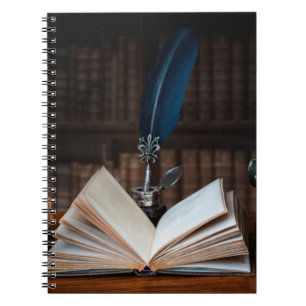 Oude boeken, vulpen en vintage met de inkt op hout notitieboek