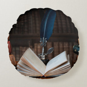 Oude boeken, vulpen en vintage met de inkt op hout rond kussen