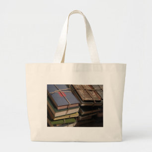 Oude boekenstapel grote tote bag