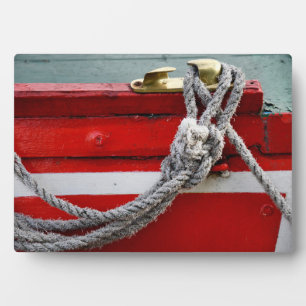 Oude boomstammen op remschonk op kanaalboot fotoplaat