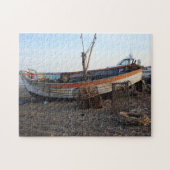 oude boot op het strand met kreeftenpotten reserve legpuzzel (Horizontaal)