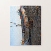 oude boot op het strand met kreeftenpotten reserve legpuzzel (Verticaal)