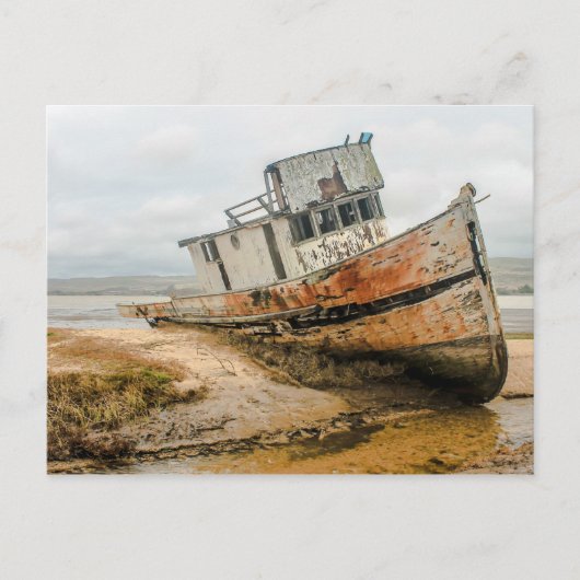 Oude boot/schip schip wrak op strand briefkaart (Voorkant)