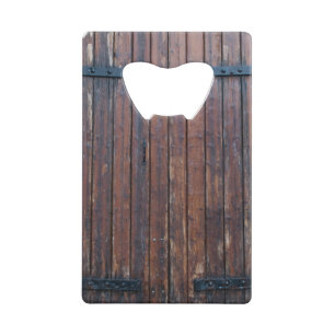 Oude bruine houten deuren met zwarte ijzersteunen kredietkaart flessenopener