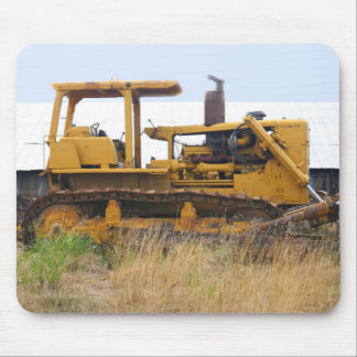 Oude bulldozer in een veld muismat