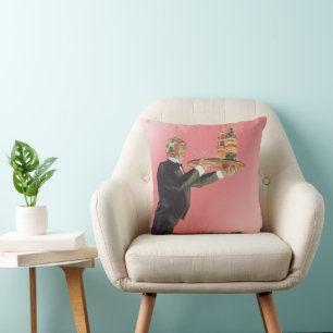 Oude butler in smoking serveert wijn op dienblad kussen