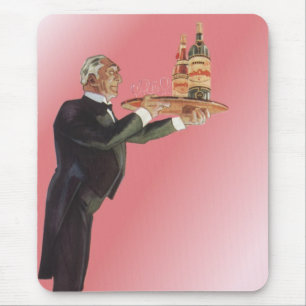 Oude butler in smoking serveert wijn op dienblad muismat