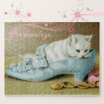 Oude cute witte kat in een blauwe satijnen schoen