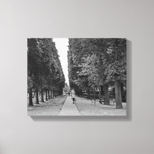 Oude dame loopt in Parijs in de zomer Canvas Afdruk