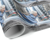 Oude dame op een winderige straat vent cadeaupapier (Rol Hoek)