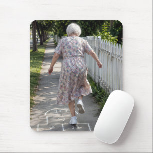 Oude dame speelt hinkelspel muismat
