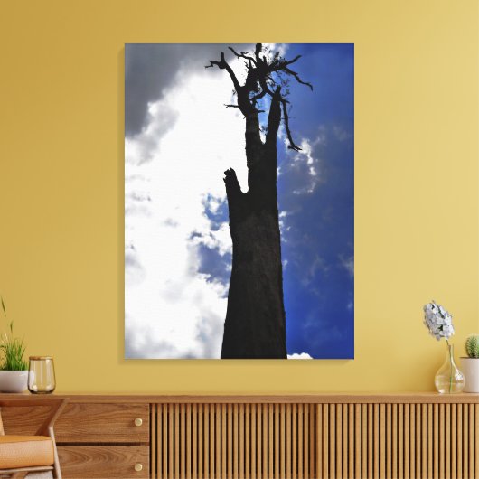 Oude dode boom tegen duistere wolken canvas afdruk (Insitu (Woonkamer))