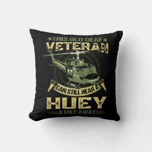 Oude dove Veteran kan een Huey Vietnam Helicopte h Kussen