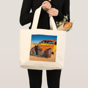 Oude en verlaten auto in Solitaire, Namibië Grote Tote Bag