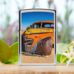 Oude en verlaten auto in Solitaire Zippo Lighter