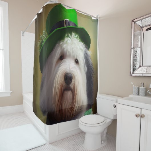 Oude Engelse Sheepdog in St. Patrick's Day Dress Douchegordijn (In situ)