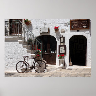 Oude fiets en winkelpui in Apulia Poster