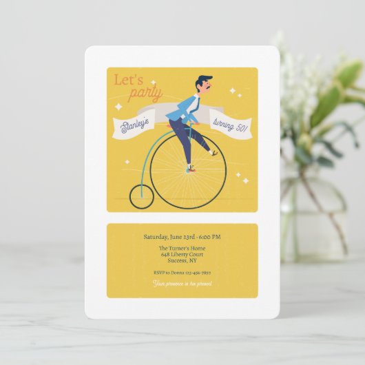 Oude fiets met hoog wiel uitnodiging (Staand voorkant)