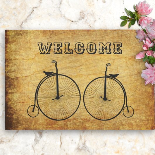 Oude  fietsen met fashioned deurmat