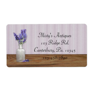 Oude fles met etiket op lavendel