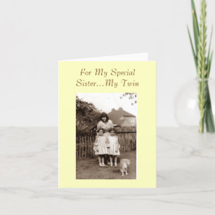 Oude foto schattige, identieke zusjes van twee mei kaart