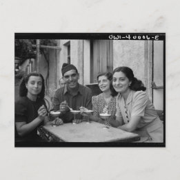 Oude foto van mensen die ijs eten briefkaart