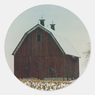 Oude Gambrel Roof Barn op een Sneeuwdag Ronde Sticker