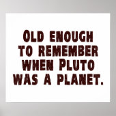 Oude genoeg om te onthouden wanneer Pluto een plan Poster (Voorkant)