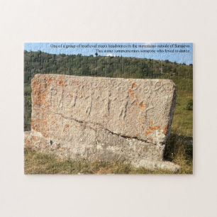 Oude grafsteen in het Bosnië-gebergte Legpuzzel