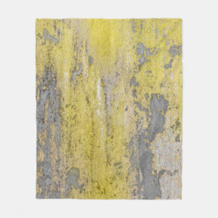 Oude grijze betonwand met schil gele verf. fleece deken