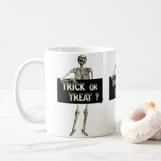 Oude Halloween snoep of leven skelet Koffiemok (Met donut)