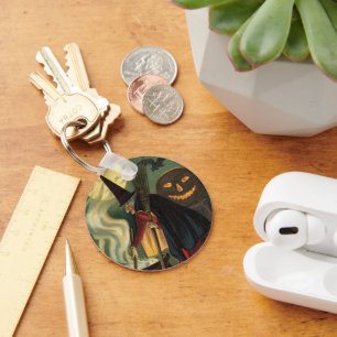 Oude heks op Halloween roert magische ketel Sleutelhanger