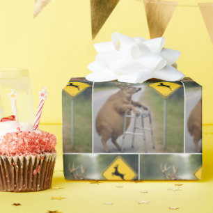 Oude herten leunend op een rollator cadeaupapier