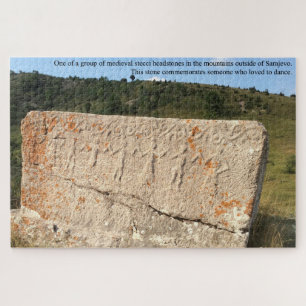 Oude hoofdsteen in het Bosnië-gebergte Legpuzzel