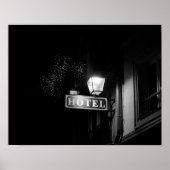 Oude hotelschild, straatlantaarn en veel licht poster (Voorkant)