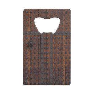 Oude houten deur met zwarte metalen versterkingen kredietkaart flessenopener
