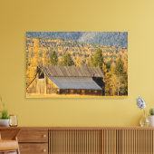 Oude houten schuur met najaarstamaracks nabij canvas afdruk (Insitu (Woonkamer))