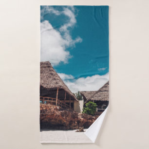 Oude houten tropische bungalow op de beachoever, a badhanddoek