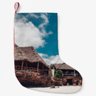 Oude houten tropische bungalow op de beachoever, a kleine kerstsok