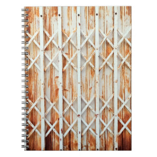 Oude ijzeren deurpanelen zijn verstopt. abstract, notitieboek