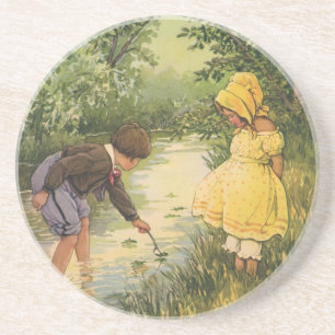 Oude kinderen, jongen en meisje spelen bij beek zandsteen onderzetter