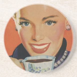Oude koffie, gelukkige vrouw met retro koffiekopje zandsteen onderzetter