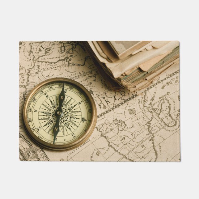Oude kompas over oude kaart deurmat (Voorkant)