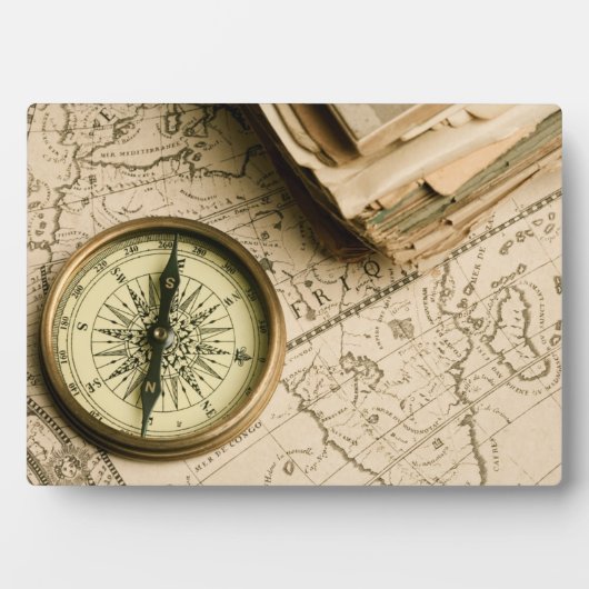 Oude kompas over oude kaart fotoplaat (voorkant)