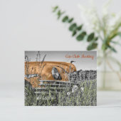 Oude koperen auto achtergelaten in een veld Briefk Briefkaart (Staand voorkant)
