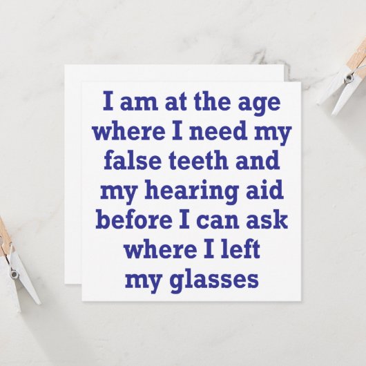 Oude leeftijd: False Teeth, Hearing Aid and Lost G Kaart (Voorkant / Achterkant in situ)